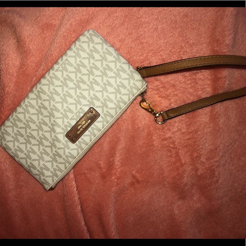 Michael kors wristlet
